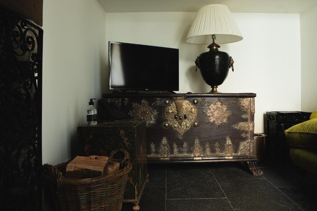 Mingary Castle - Restaurant with Roomsにあるテレビまたはエンターテインメントセンター