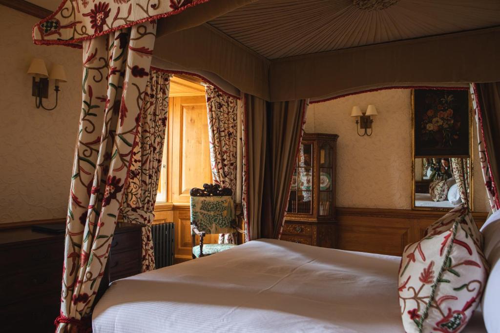 KilchoanにあるMingary Castle - Restaurant with Roomsのベッドルーム(天蓋付きベッド1台、窓付)