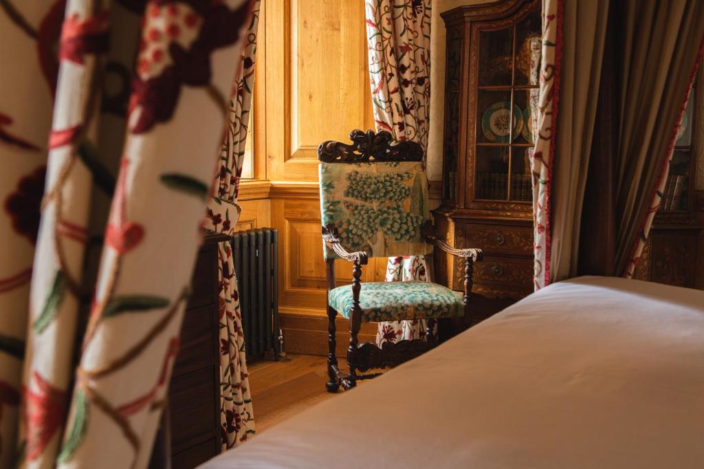 KilchoanにあるMingary Castle - Restaurant with Roomsのベッドルーム1室(ベッド1台、椅子、窓付)