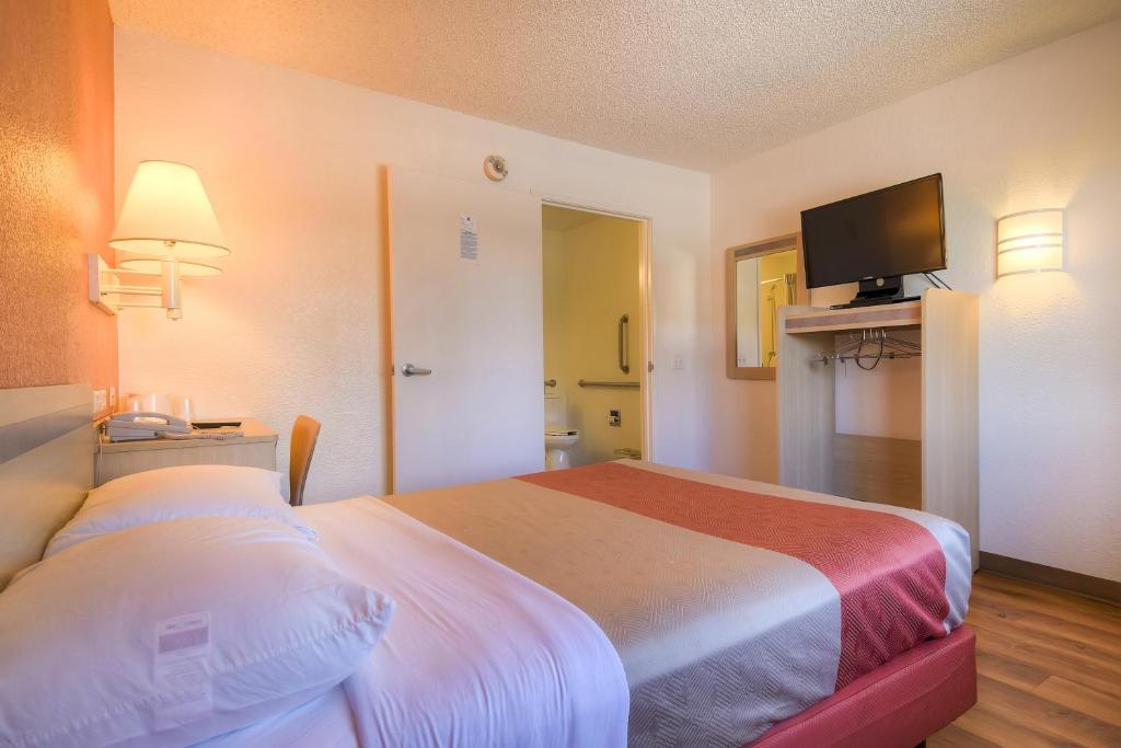 Postel nebo postele na pokoji v ubytování Las Vegas, NV - Boulder Highway