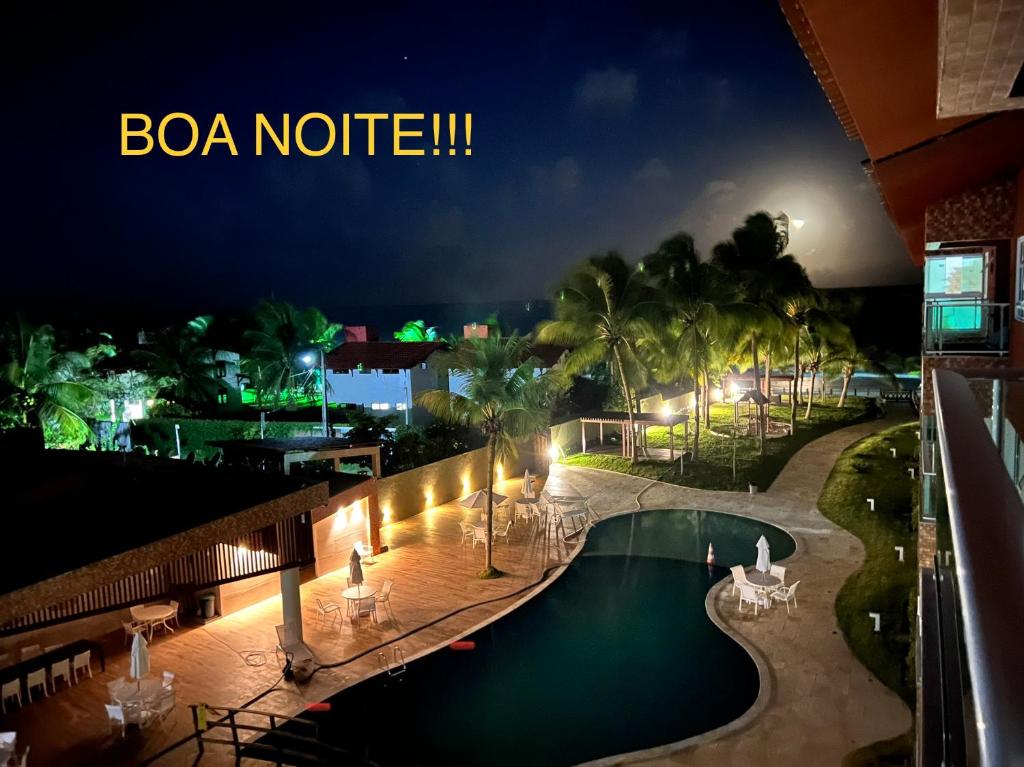 塔曼達雷的住宿－PORTO CAYMAN RESIDENCE - BEIRA MAR - próximo a Igreja de São Pedro de Padre Arlindo -，享有游泳池的夜间景致