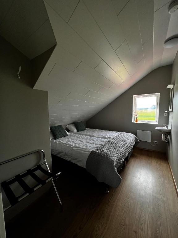 Postel nebo postele na pokoji v ubytování Sauðanes Guesthouse