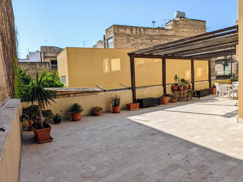 een patio met potplanten op een gebouw bij Appartamento La Terrazza in Trapani