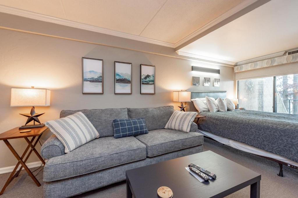 Ένα ή περισσότερα κρεβάτια σε δωμάτιο στο 206A Efficiency One Bath