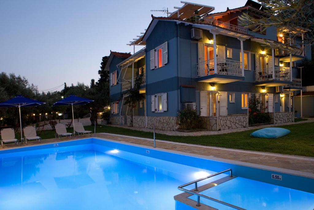 Villa con piscina frente a una casa en Jimmy's House, en Nikiana