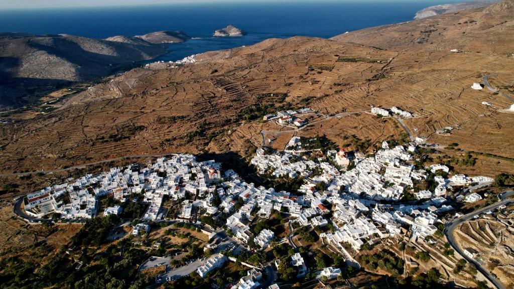 - une vue aérienne sur un village du côté d'une montagne dans l'établissement Amedi Villas Tinos, à Panormos