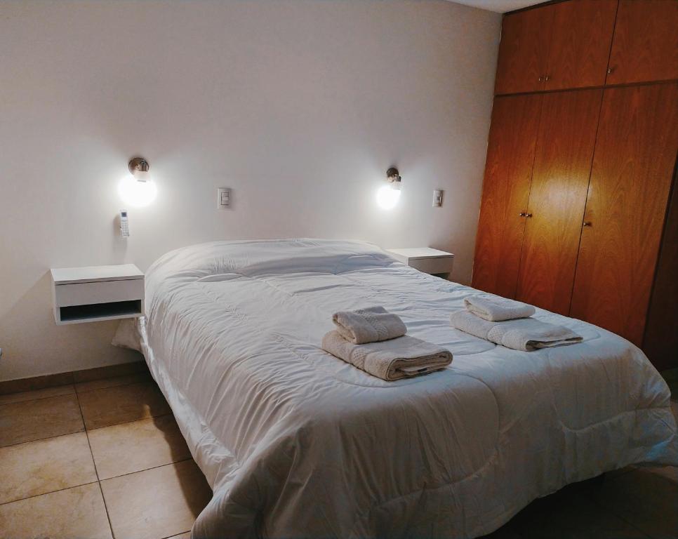 Infinity lounge apartment, lujoso, céntrico y amplio في سان رافاييل: غرفة نوم عليها سرير وفوط