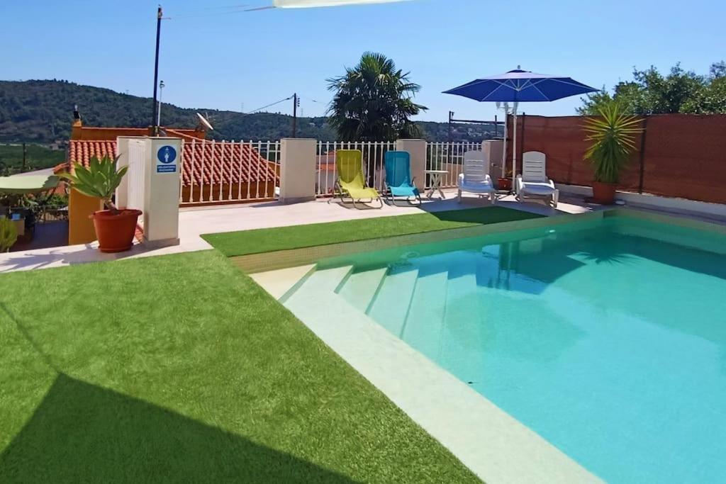 Bazén v ubytování VILLA FALCONERA APARTAMENTS, GANDIA a las faldas de la montaña nebo v jeho okolí