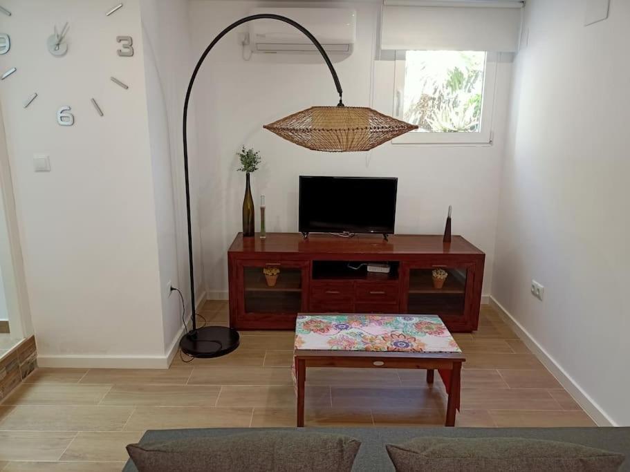 TV a/nebo společenská místnost v ubytování VILLA FALCONERA APARTAMENTS, GANDIA a las faldas de la montaña