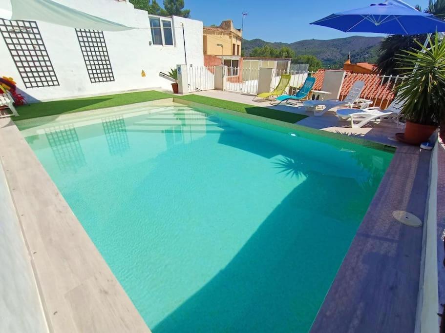 Bazén v ubytování VILLA FALCONERA APARTAMENTS, GANDIA a las faldas de la montaña nebo v jeho okolí
