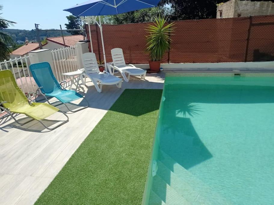 Bazén v ubytování VILLA FALCONERA APARTAMENTS, GANDIA a las faldas de la montaña nebo v jeho okolí