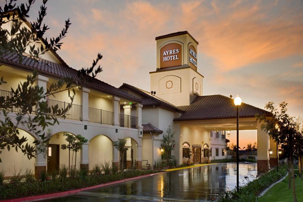 um edifício com uma torre de relógio em cima em Ayres Hotel Redlands - Loma Linda em Redlands