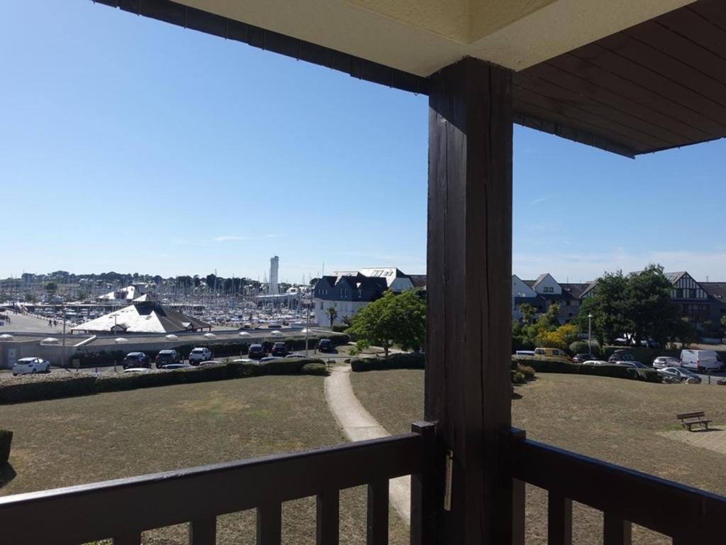 un balcon avec vue sur un parking dans l'établissement Appartement 2 à 4 pers, vue port Crouesty - Wi-Fi, Parking - FR-1-639-75, à Arzon