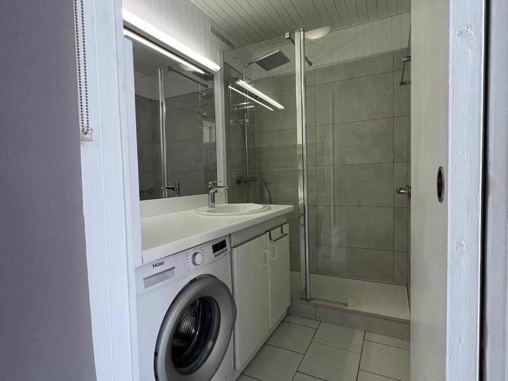 Kúpeľňa v ubytovaní Appartement Climatisé T3 avec Piscine, Proche Plage et Commerces - Le Barcarès - FR-1-81-573