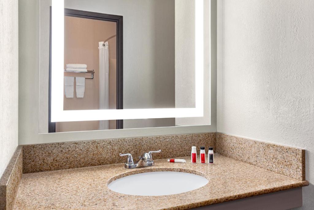 Days Inn by Wyndham Kansas City International Airport - Studio-Suite Mit Kingsize-Bett – Nichtraucher