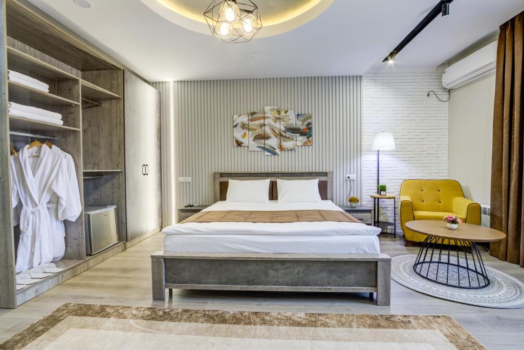 Postel nebo postele na pokoji v ubytování Inter Hotel Bishkek
