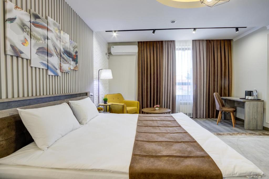 Postel nebo postele na pokoji v ubytování Inter Hotel Bishkek
