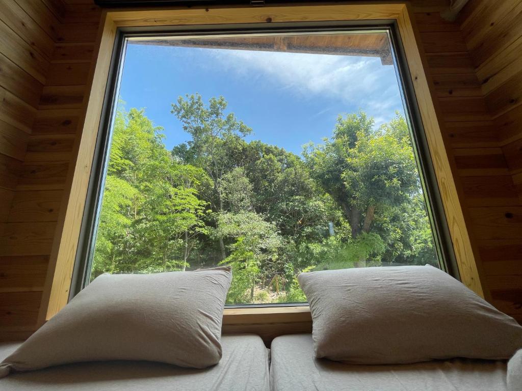 Postel nebo postele na pokoji v ubytování 西海岸オーガニック小麦畑1200坪眺望FarmStayYululu