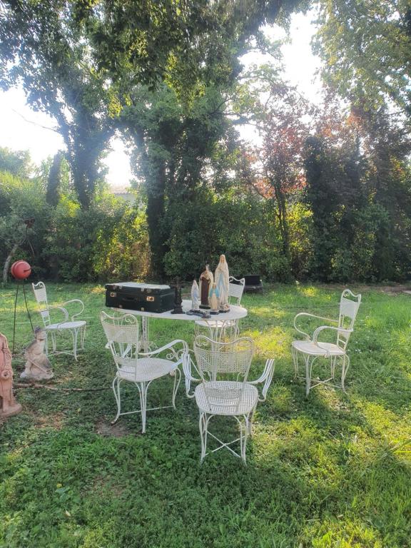a table and chairs in the grass in a yard at Manoir en Crau in Arles