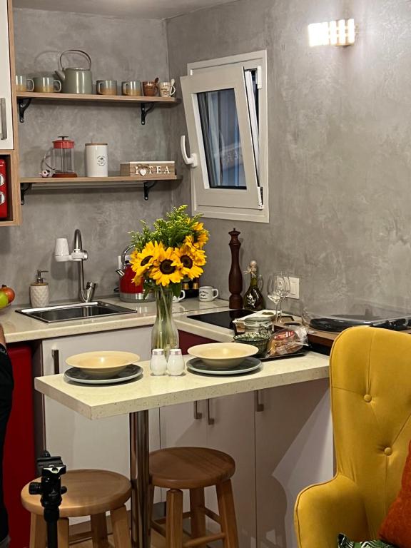Kuchnia lub aneks kuchenny w obiekcie Cozy tiny apartment in the heart of Plaka