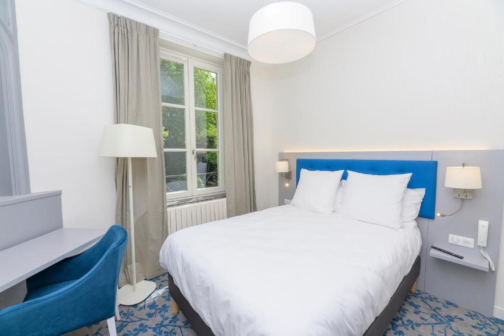 Posteľ alebo postele v izbe v ubytovaní Logis HOTEL DU PARC