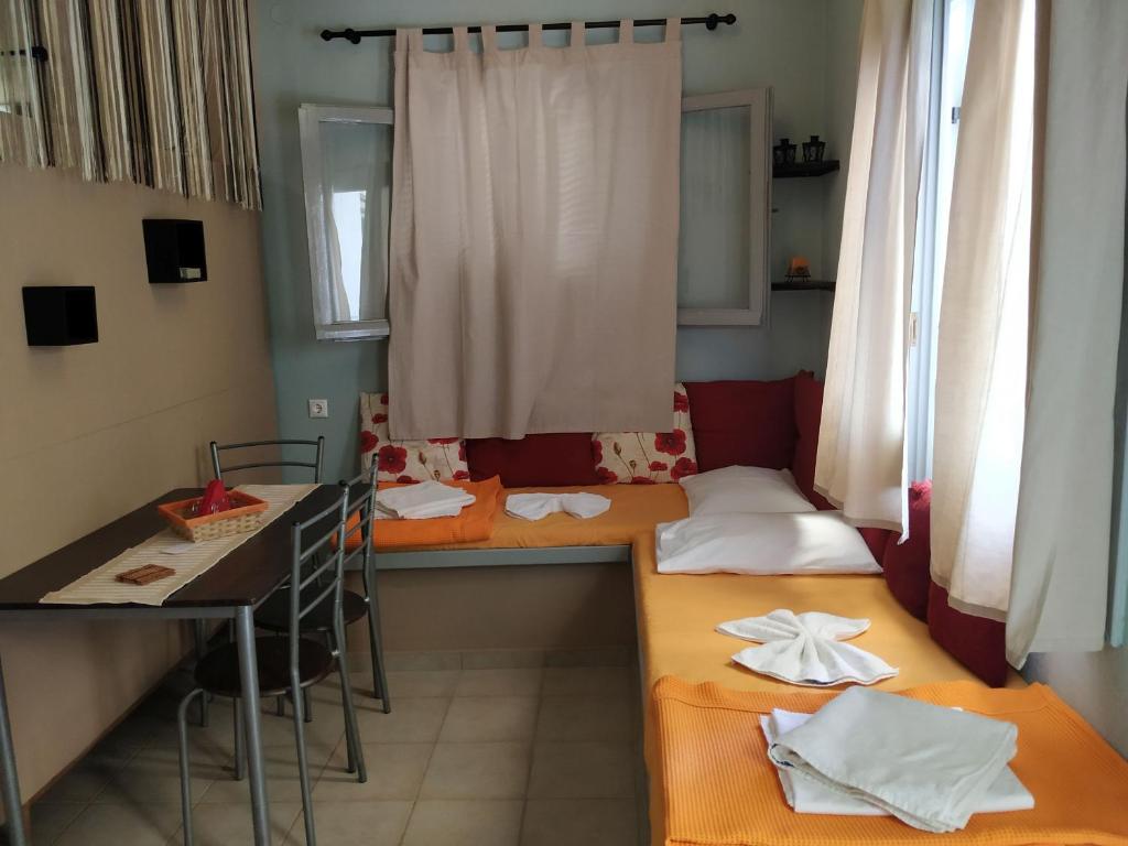 GIOTAS APARTMENTS - STUDIOS - Camera Familiare Con Terrazza