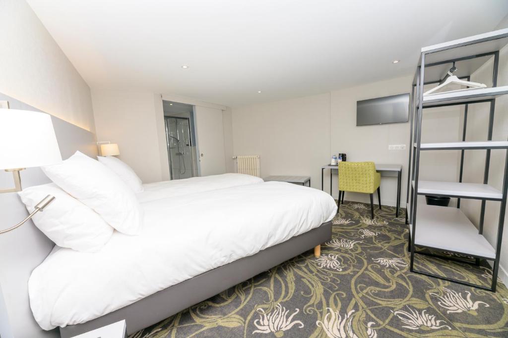 Posteľ alebo postele v izbe v ubytovaní Logis HOTEL DU PARC