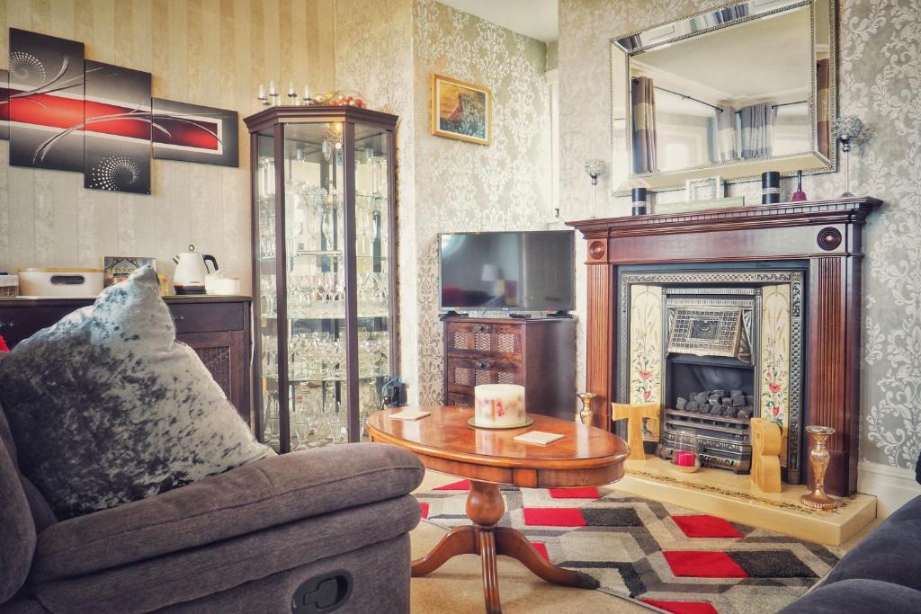 TV a/nebo společenská místnost v ubytování Alma Cliffe Guest House