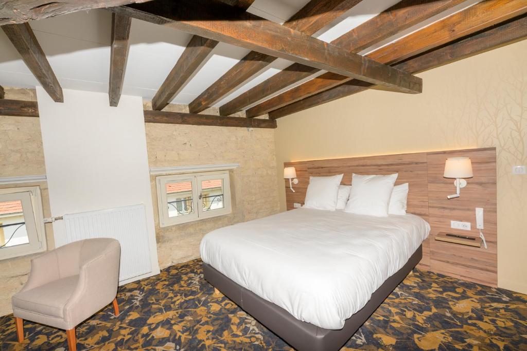 Posteľ alebo postele v izbe v ubytovaní Logis HOTEL DU PARC