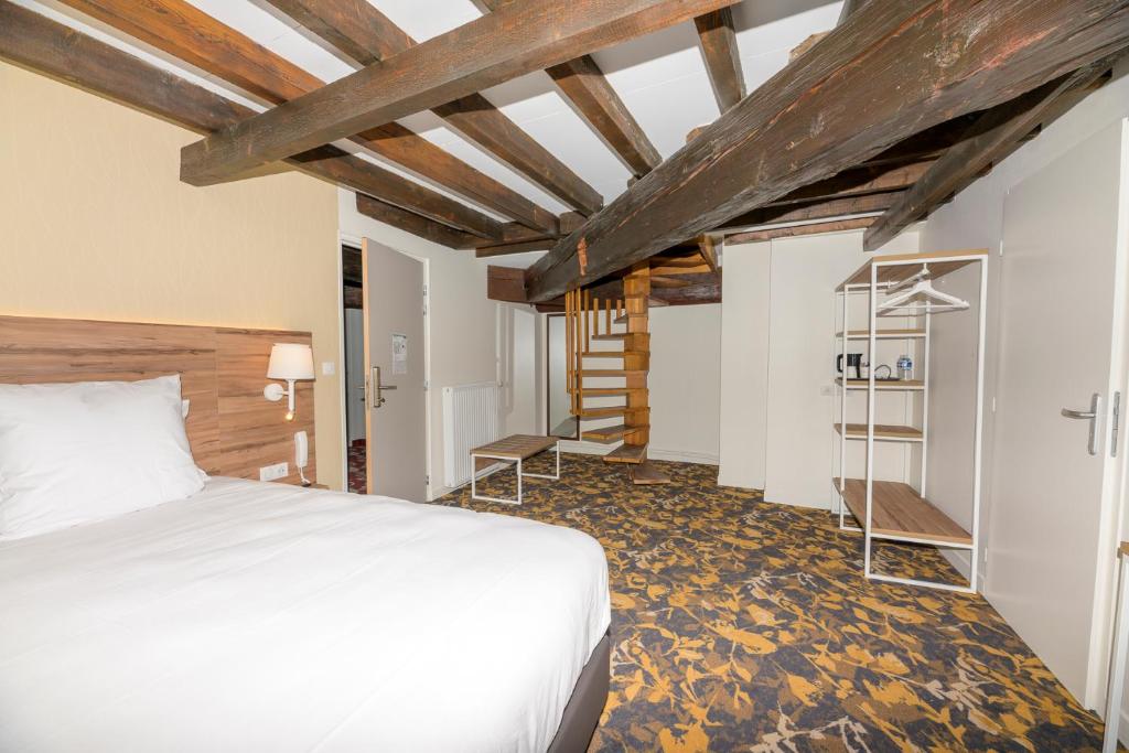 Posteľ alebo postele v izbe v ubytovaní Logis HOTEL DU PARC