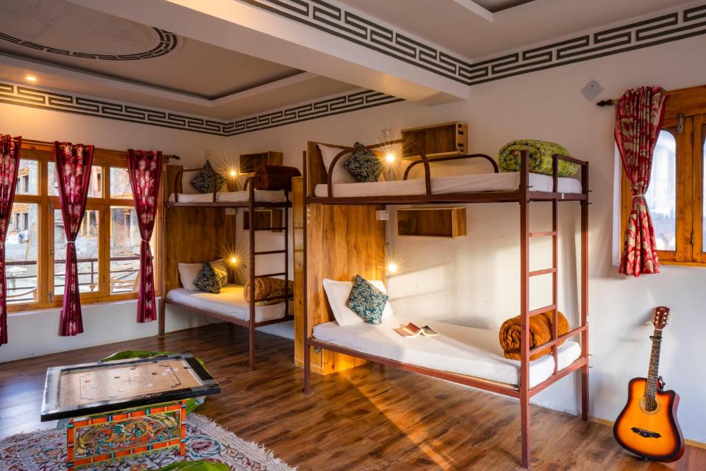 Postel nebo postele na pokoji v ubytování Rainbow Hostelier