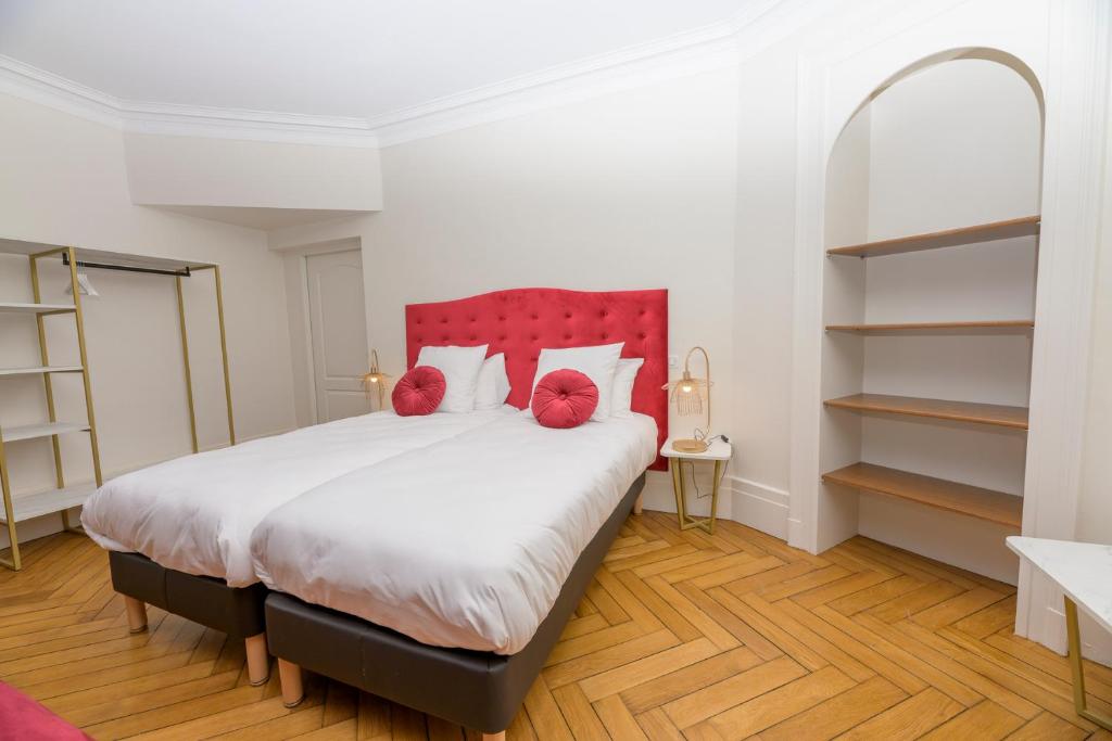 Posteľ alebo postele v izbe v ubytovaní Logis HOTEL DU PARC