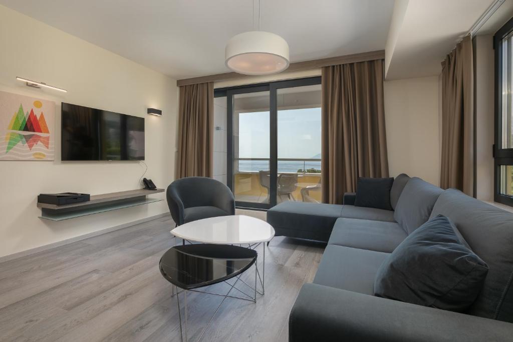 TV a/nebo společenská místnost v ubytování Hotel Antonio