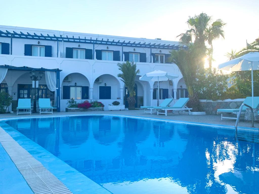 una piscina frente a un hotel en Villa Ilios en Fira