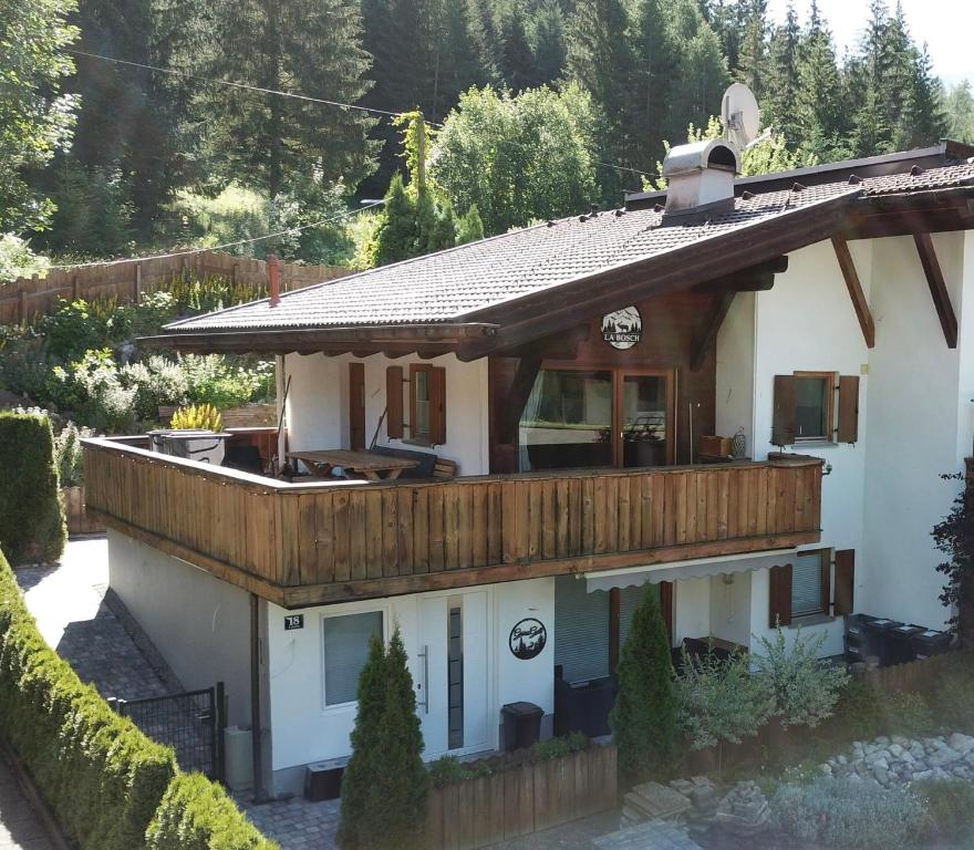 a house with a large deck on top of it at Chalet La Bosch, 7-persoons luxe eigen woning met privétuin in Ehrwald