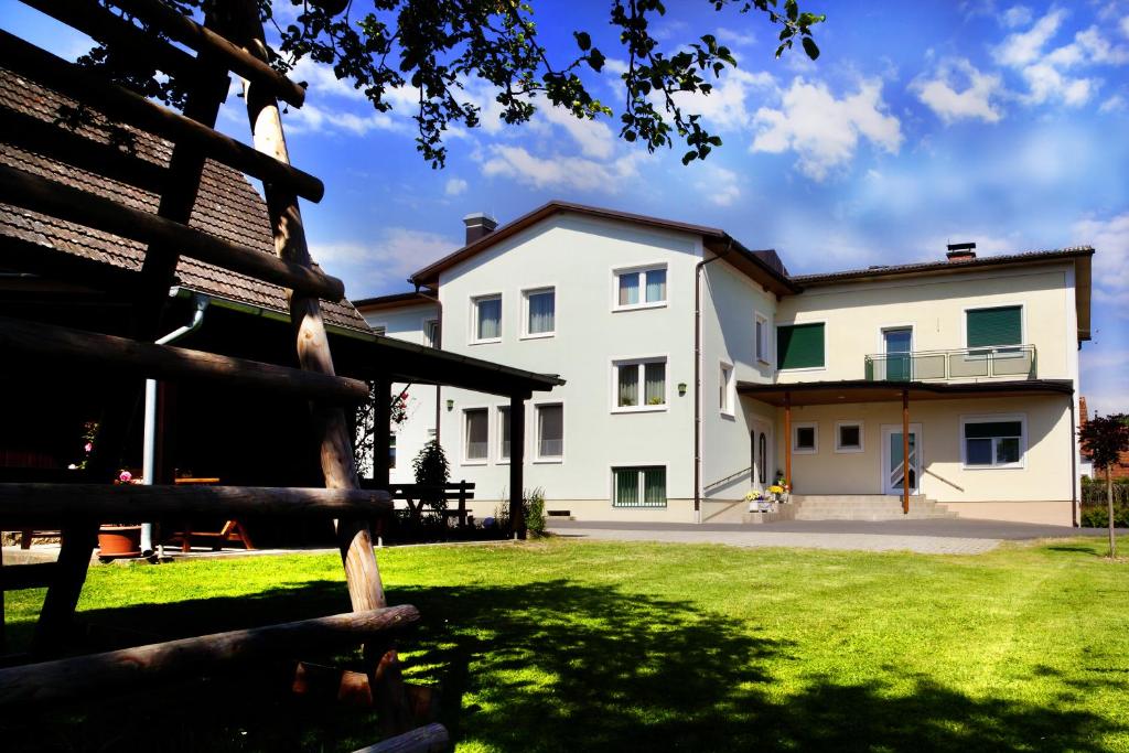 Blick auf ein Haus vom Hof in der Unterkunft Gasthof Hotel Lang in Rauchwart im Burgenland