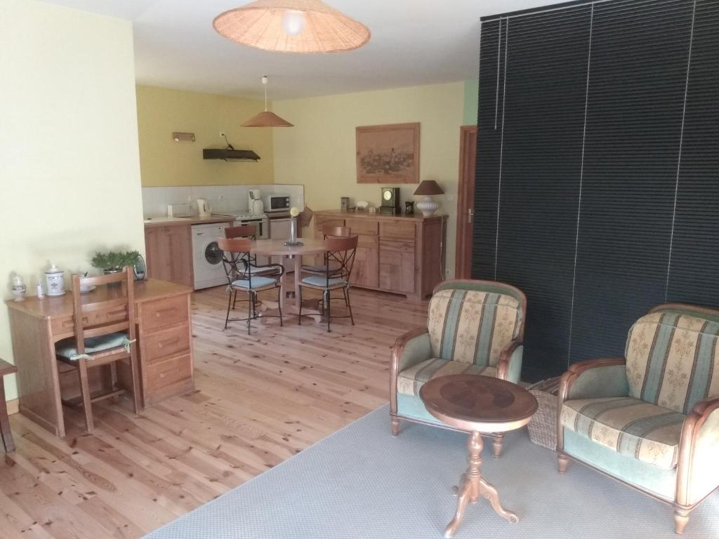 Kuchyňa alebo kuchynka v ubytovaní Studio 45m2, à la campagne, à 15 mns du Puy en Velay