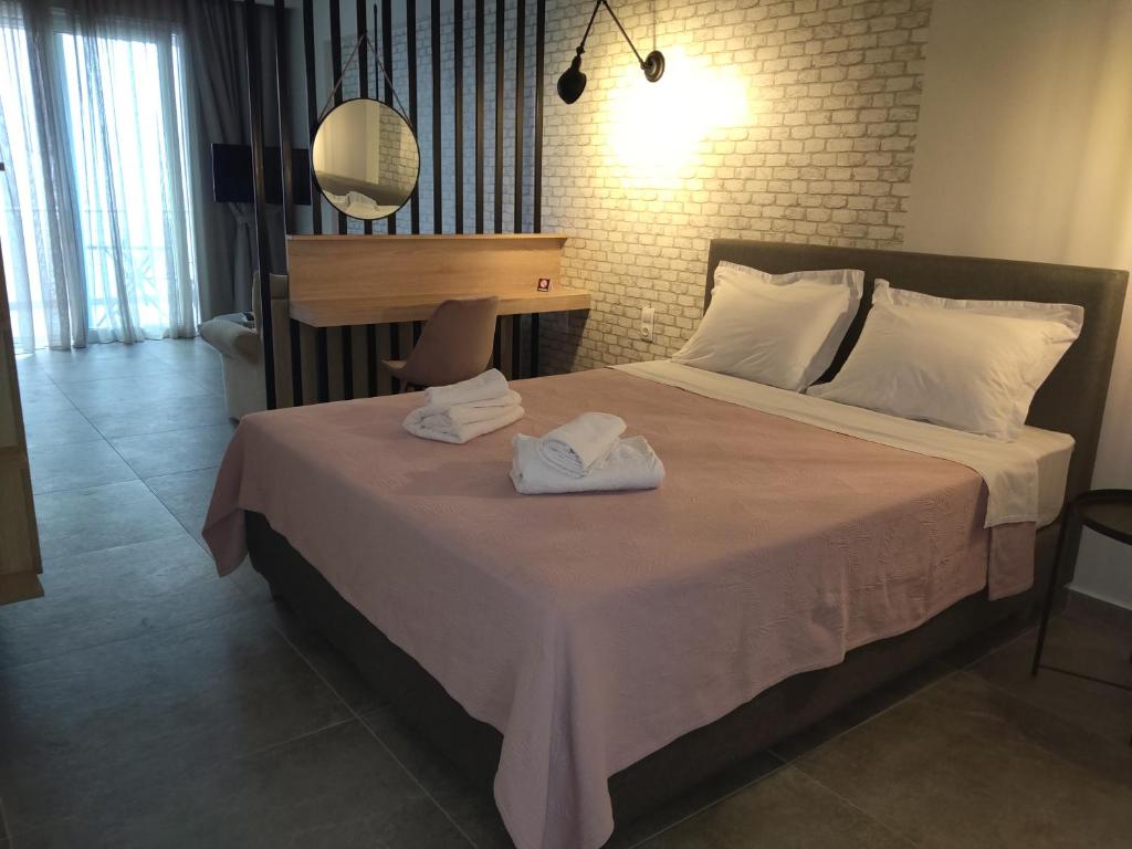 1 dormitorio con 1 cama con 2 toallas en Memories of Cotton en Agios Nikolaos