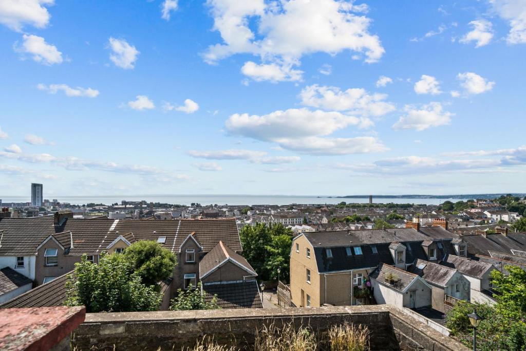 Blick auf die Stadt vom Schloss in der Unterkunft Cwtch on the Coast in Swansea