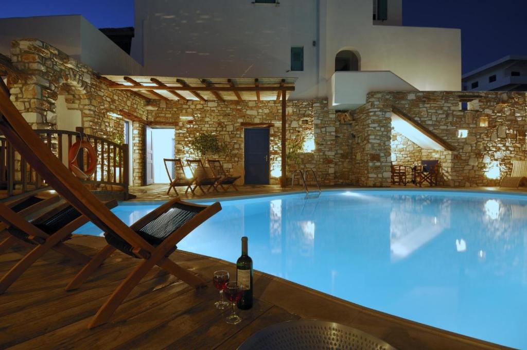 Bazén v ubytování Aloni Hotel & Suites nebo v jeho okolí