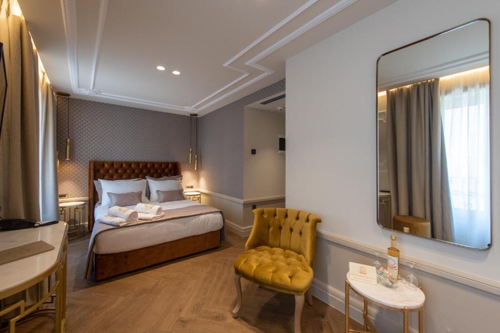 Un pat sau paturi într-o cameră la Capolavoro Suites