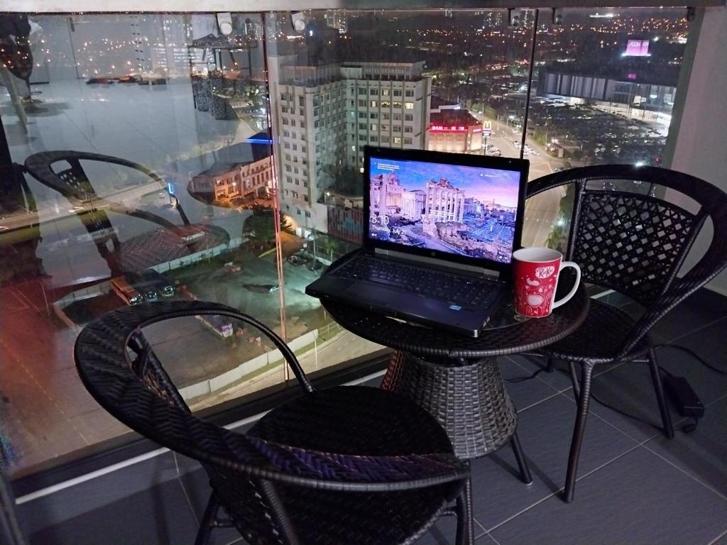 TV a/nebo společenská místnost v ubytování Luxe Suites at Skyloft