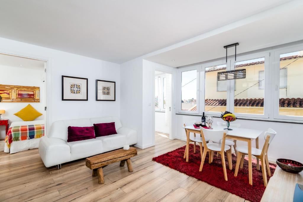 埃斯托利爾的住宿－T2 Tiles Apartment Estoril，客厅配有白色的沙发和桌子