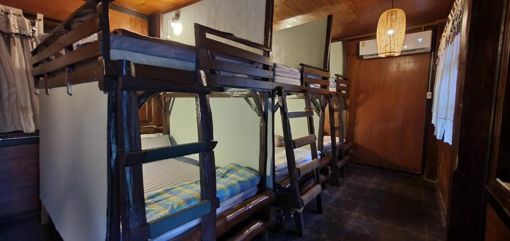 Palanda nebo palandy na pokoji v ubytování Baan Suan Taboon Homestay