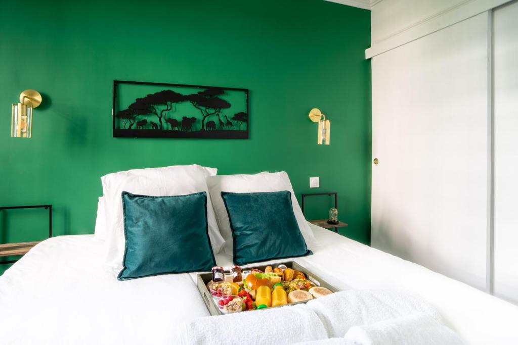 Posteľ alebo postele v izbe v ubytovaní Suite L'éclipse Paris, logement avec jacuzzi, à 10 minutes des Champs Elysées