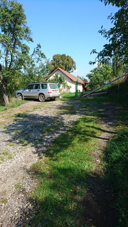 un coche aparcado al lado de un camino de tierra en Chalupa na samotě u lesa, en Provodov