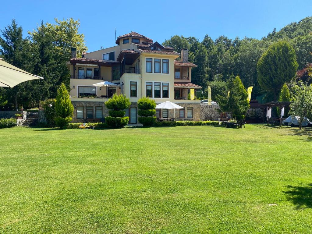a large house with a large lawn in front of it at Sarikonaklar Garden Village in Şile