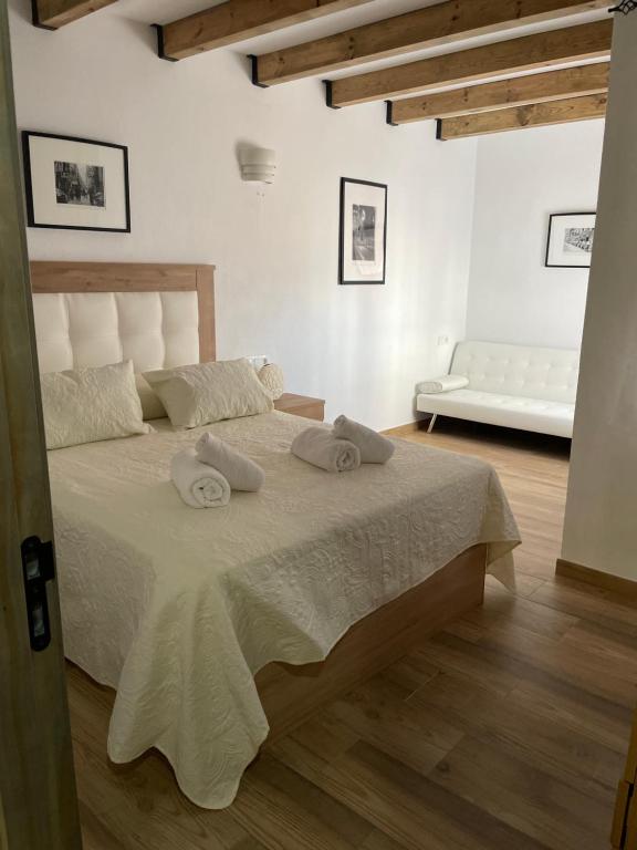 Vivienda Turistica Alojamiento Rural CASA IRENE II في سيغورا دي لا سييرا: غرفة نوم عليها سرير وفوط