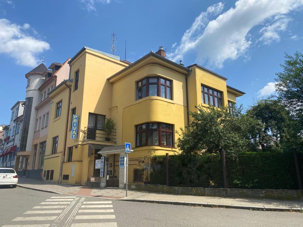 żółty budynek po stronie ulicy w obiekcie Privat Šmídová Petra w Taborze