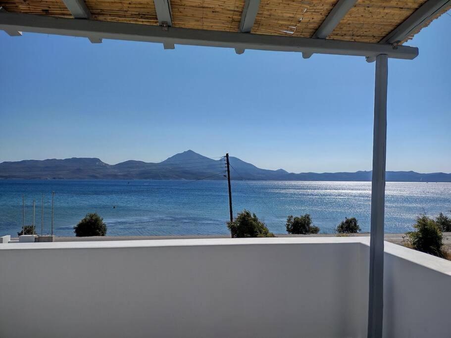a view of the water from a house at Bay-dream 1 in Adamas